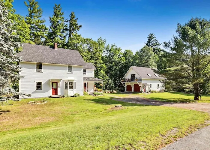 Entire Rustic Farmhouse Minutes From Jay Peak