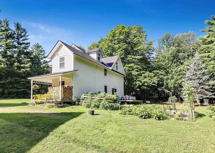 Entire Rustic Farmhouse Minutes From Jay Peak